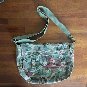 Camouflage shoulder bag